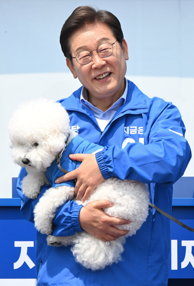 이재명 더불어민주당 대선 후보가 30일 강원 춘천시 춘천역 광장에서 연설 시작 전 강원도에 사는 강아지 토리·뭉치를 안고 지지를 호소하는 퍼포먼스를 하고 있다. 이 후보는 공식 선거운동이 시작된 후 처음으로 강원지역을 방문했다. 춘천=오승현 기자 2025.05.30