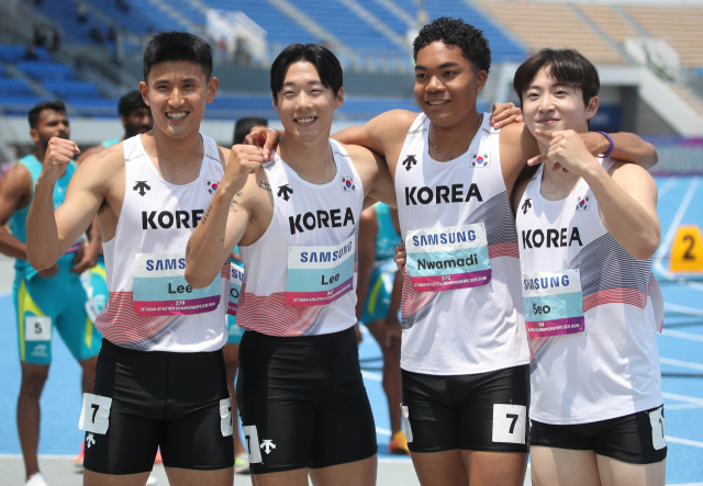 30일 2025 구미 아시아육상선수권대회에서 남자 계주 400m에 출전한 대표팀 선수들이 예선 1위로 결선에 진출한 뒤 기뻐하고 있다. 연합뉴스