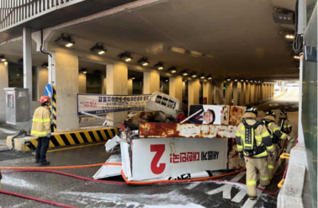 30일 오전 서울 용산구 지하차도에서 김문수 국민의힘 대선 후보 선거 유세 차량이 전복됐다. 뉴스1