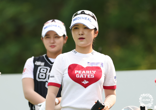 동반 라운드를 펼치고 있는 이예원(앞쪽)과 박현경. 사진 제공=KLPGA