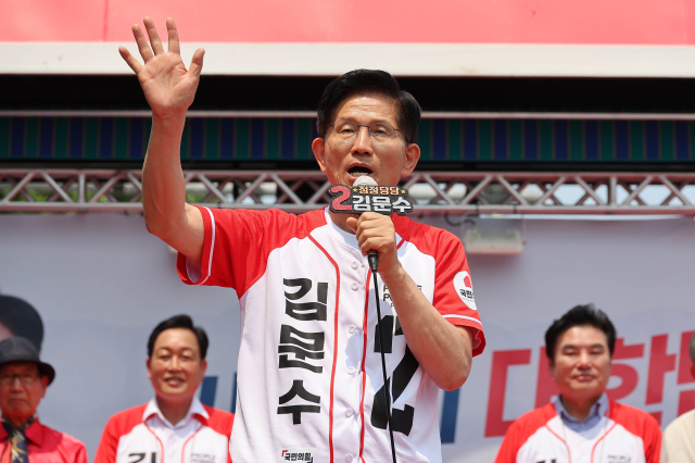 김문수 국민의힘 대선 후보가 30일 오후 경기도 여주시청 앞에서 열린 유세에서 지지를 호소하고 있다. 여주=성형주 기자