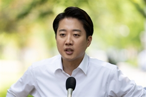 "국힘 선거운동원, 여중생들에 '이준석 TV토론 발언' 전해"…경찰 수사