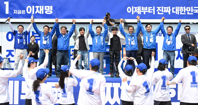 이재명 더불어민주당 대선 후보가 대선을 나흘 앞둔 30일 강원 춘천시 춘천역 광장에서 유권자들에게 지지를 호소하고 있다. 춘천=오승현 기자