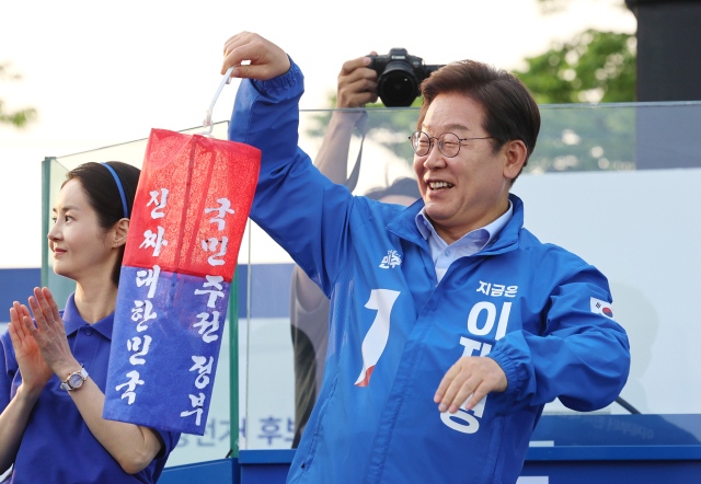 이재명 더불어민주당 대선 후보가 30일 충북 충주시 충주체육관 시계탑광장에서 열린 유세에서 