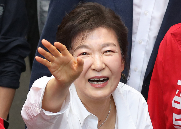 박근혜 전 대통령이 31일 오후 대구 중구 서문시장을 찾아 구름 인파 속을 지나며 시민들과 인사하고 있다. 뉴스1