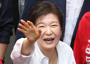 김문수 힘 실어주기?…대선 코앞 서문시장 찾은 박근혜