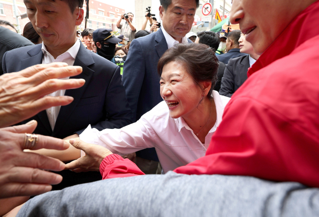 박근혜 전 대통령이 31일 오후 대구 중구 서문시장을 찾아 구름 인파 속을 지나며 시민들과 인사하고 있다. 뉴스1