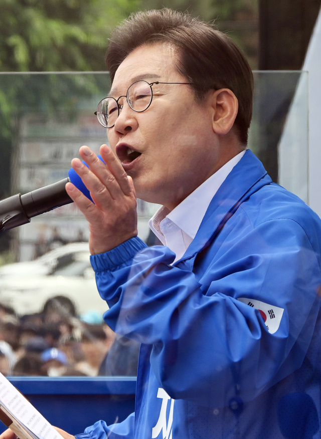 이재명 더불어민주당 대선 후보가 대선을 사흘 앞둔 31일 경기 평택시 배다리생태공원에서 유권자들에게 지지를 호소하고 있다. 평택=오승현 기자 2025.05.31