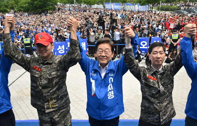 이재명 더불어민주당 대선 후보가 대선을 사흘 앞둔 31일 경기 평택시 배다리생태공원에서 유권자들에게 지지를 호소하고 있다. 평택=오승현 기자 2025.05.31
