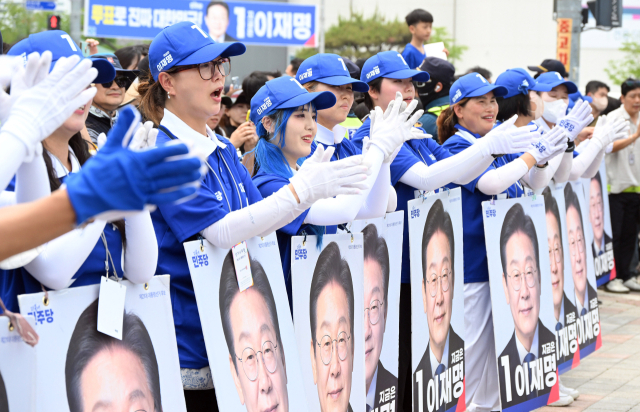 이재명 더불어민주당 대선 후보의 선거운동원들이 대선을 사흘 앞둔 31일 경기 평택시 배다리생태공원에서 유권자들에게 이 후보의 지지를 호소하고 있다. 평택=오승현 기자 2025.05.31