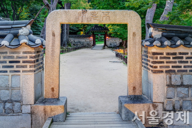 창덕궁 후원에 있는 원본 ‘불로문’ 모습. 하나의 바위로 문틀을 만든 석공의 정성이 경이롭기만 하다. 사진 제공=국가유산청