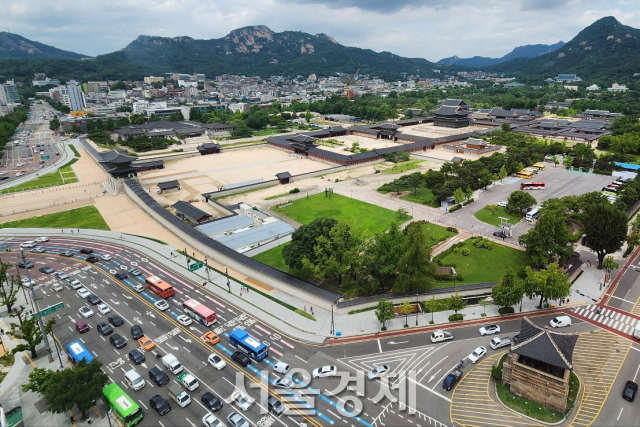서울 경복궁 전경. 광화문을 사이에 두고 궁성 담장과 연결돼 왼쪽(서쪽)과 오른쪽(동쪽)에 각각 서십자각과 동십자각이 있어야 하는데 현재 서십자각은 아예 없어졌고 동십자각은 담과 잘려 섬처럼 돼 있다. 최수문기자