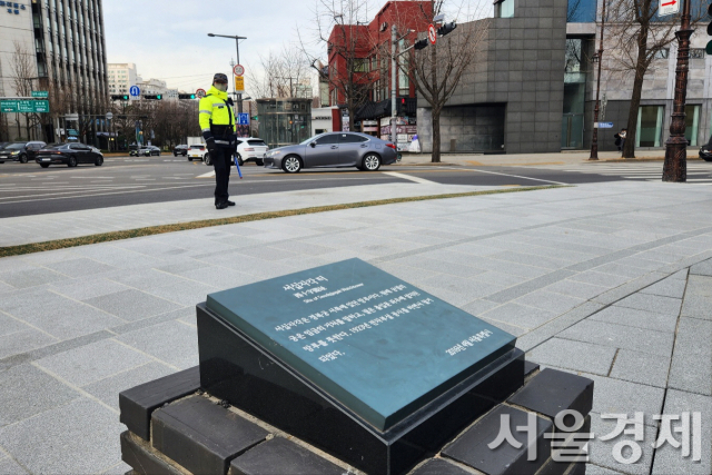 경복궁 서십자각 터의 현재 모습. 서십자각은 아예 없어지고 위치를 알리는 표지석만 덩그러니 놓여 있다. 최수문기자