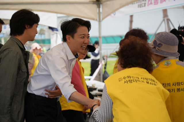 이준석 개혁신당 대선 후보가 31일 인천 중구 월미도에서 유권자를 만나며 지지를 호소하고 있다. 사진 제공=개혁신당