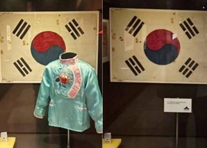 "태극기 앞에 중국풍 옷이 웬 말?"…교민 항의에 백기 든 호주 전쟁기념관