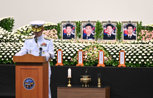 양용모 해군참모총장이 1일 해상초계기 승무원들의 영결식에서 조사를 낭독하고 있다. 사진제공=해군