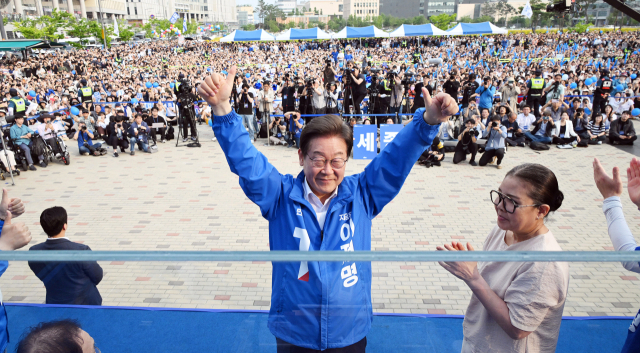 이재명 더불어민주당 대선 후보가 대선을 사흘 앞둔 31일 세종시 어반아트리움 앞에서 유권자들에게 지지를 호소하고 있다. 세종=오승현 기자