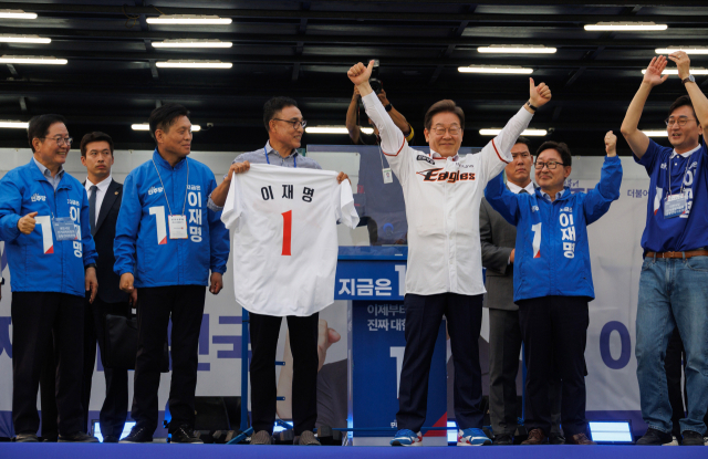이재명 더불어민주당 대선 후보가 31일 대전 서구 보라매공원에서 진행된 유세에서 프로야구 한화이글스의 영구 결번(등번호 21) 선수로 남은 송진우 선수에게 받은 유니폼을 입고 지지를 호소하고 있다. 송 선수는 이 후보에게 ‘21대 대통령이 되길 바란다며’ 유니폼을 선물했다. 대전=오승현 기자 2025.05.31
