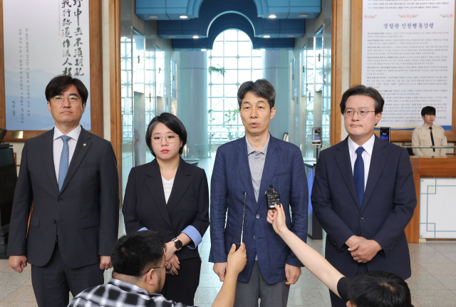 윤건영(왼쪽 세 번째) 더불어민주당 의원이 1일 서울 서대문구 경찰청을 방문해 ‘리박스쿨’이라는 보수 성향 단체의 댓글 조작 의혹에 대한 신속한 수사를 촉구하는 발언을 하고 있다. 연합뉴스