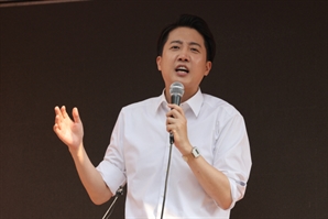 '완주 눈앞' 이준석 "조롱·비아냥 뚫고 달려와…'이재명 1인 천하' 두렵다면 저 키워달라"