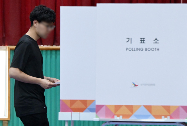 제21대 대통령선거 사전투표 둘째 날인 30일 충북 충주시 칠금초에 마련된 사전투표소에서 유권자들이 투표를 하고 있다. 충주=성형주 기자