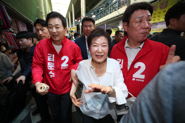 박근혜(가운데) 전 대통령이 지난달 31일 오후 대구 중구 서문시장을 방문해 시민들에게 인사하고 있다. 연합뉴스