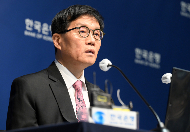 이창용 한국은행 총재가 지난달 29일 서울 중구 한국은행에서 열린 금융통화위원회 금리 결정에 대한 기자 간담회에서 발언하고 있다. 사진공동취재단