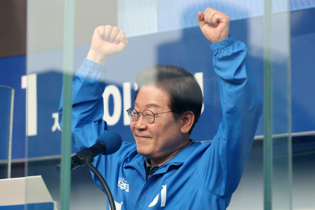 이재명 더불어민주당 대선 후보가 막바지 '험지 공략'에 나선 1일 울산광역시 일산해수욕장 앞에서 시민들에게 지지를 호소하고 있다. 연합뉴스