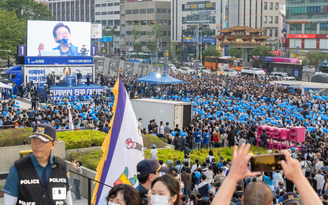 이재명 더불어민주당 대선 후보가 대선을 이틀 앞둔 1일 부산 동구 부산역 광장에서 유권자들에게 지지를 호소하고 있다. 부산=오승현 기자