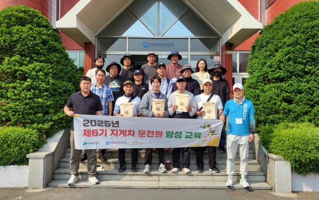 인천항만공사가 최근 한국항만연수원 인천연수원에서 제6기 중장년 지게차 양성 과정 수료식을 열었다. 사진제공=인천항만공사