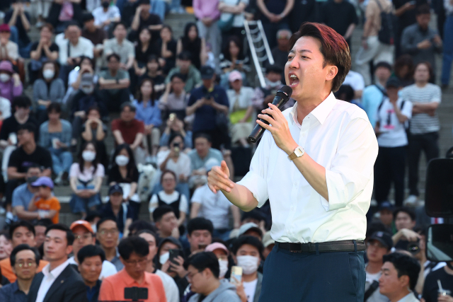 이준석 개혁신당 대선 후보가 1일 저녁 서울역 앞 광장에서 유권자들에게 지지를 호소하고 있다. 2025.6.1 dwise@yna.co.kr (끝) <저작권자(c) 연합뉴스, 무단 전재-재배포, AI 학습 및 활용 금지>
