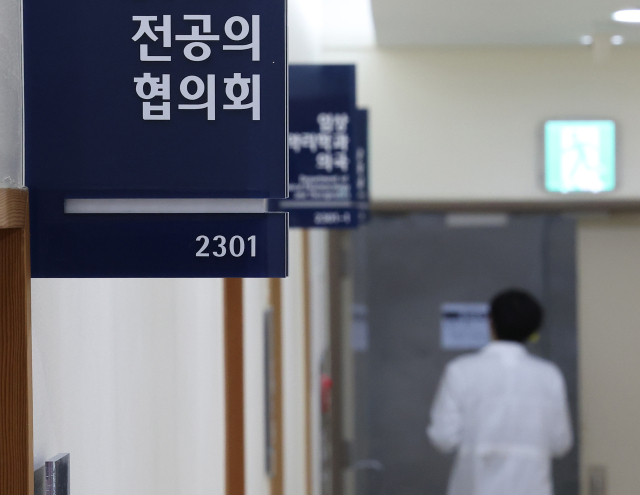 서울 종로구 서울대병원 전공의협의회 사무실 앞 복도를 한 의료진이 지나가고 있다. 지난달 실시된 전공의 추가 모집 합격자는 860명으로 3월 기준 사직 전공의의 7.3%를 나타냈다. 연합뉴스