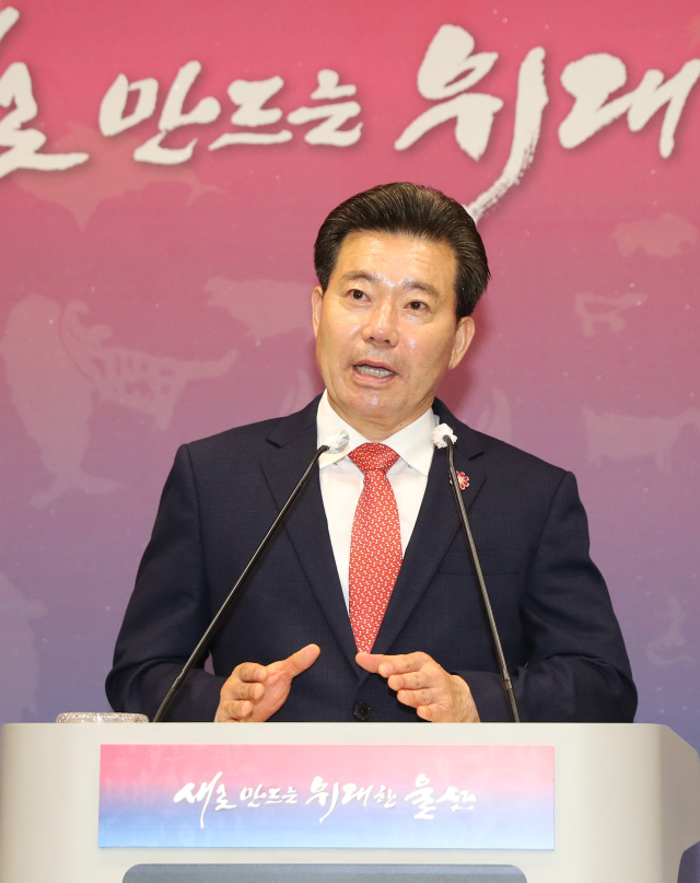 임현철 울산시 대변인이 2일 시청에서 어르신 시내버스 요금 무료화 관련 브리핑을 진행하고 있다. 사진제공=울산시
