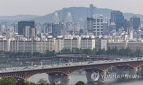 사진은 서울 응봉산에서 바라온 강남구 압구정동, 청담동 일대 아파트 단지의 모습.
