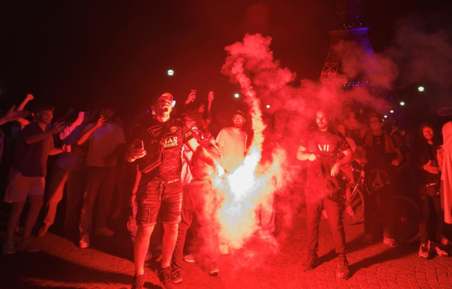 파리 생제르맹(PSG)이 인테르 밀란을 5대 0으로 완파하고 사상 첫 유럽축구연맹(UEFA) 챔피언스리그(UCL) 우승을 차지한 지난달 31일(현지 시간) PSG의 상징색으로 물든 프랑스 파리 에펠탑에 모여든 시민들이 환호하고 있다. 뉴스1