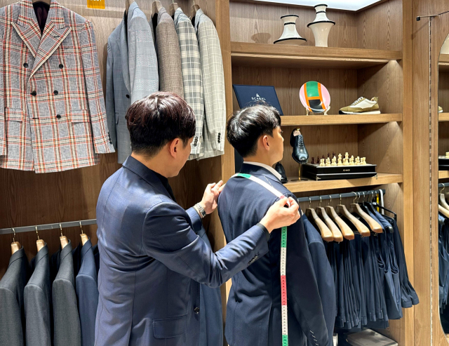 고객이 롯데백화점 잠실점 5층 로브테일러 매장에서 정장을 맞추고 있다. 사진 제공=롯데백화점