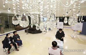 “레슬링장·웨딩홀에서 투표해요”…눈길 끄는 ‘이색 투표소’는 어디?