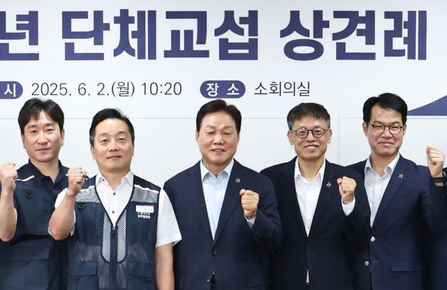 박완수(가운데)경남도지사와 한진희(왼쪽 두 번째) 경남도청 공무원노조 위원장이 2일 경남도청 소회의실에서 단체 교섭을 위한 첫 상견례를 열고 기념 사진을 찍고 있다. 사진 제공=경남도