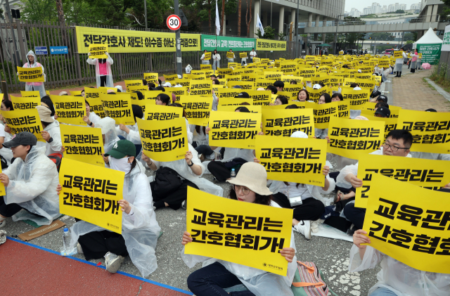 대한간호협회 소속 간호사들이 2일 정부세종청사 보건복지부 앞에서 열린 '진료지원업무 수행하는 간호사 교육 및 자격 관리 투명화와 법제화 2차 촉구대회'에서 