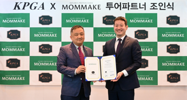 이준우(왼쪽) KPGA 사무처장과 정동원 맘메이크 이사. 사진 제공=KPGA
