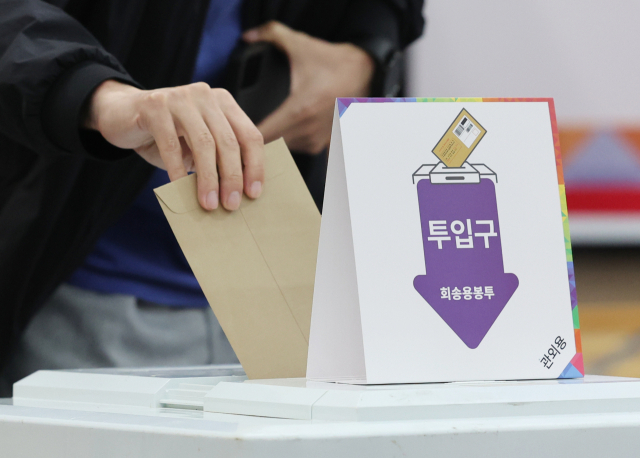 제21대 대통령 선거 사전투표 첫날인 29일 울산의 한 사전투표소에서 유권자가 투표하고 있다. 연합뉴스