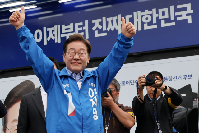 이재명 더불어민주당 대선 후보가 대선을 하루 앞둔 2일 서울 강북구 북서울꿈의숲에서 열린 유세에서 연설한 뒤 인사하고 있다. 오승현 기자