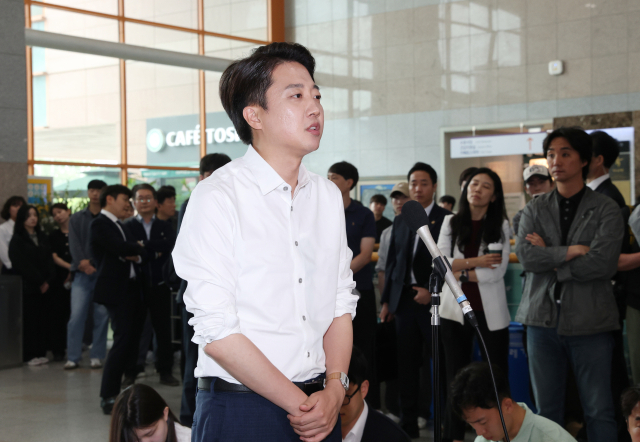 이준석 개혁신당 대선 후보가 2일 오전 경기 시흥시 한국공학대학교 기술혁신파크 학생식당에서 '학식먹자 이준석'을 진행하기 전 취재진의 질문에 답하고 있다. 뉴스1