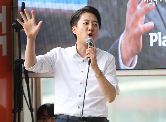 이준석 개혁신당 대선 후보가 2일 경북 경산시 영남대학교 앞에서 시민들에게 지지를 호소하고 있다. 연합뉴스