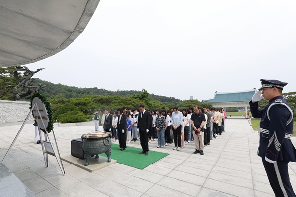 사진=국립서울현충원에서 열린 제7회 평화사랑 그림그리기 국제대회 예선 참가자들이 참배하고 있다.