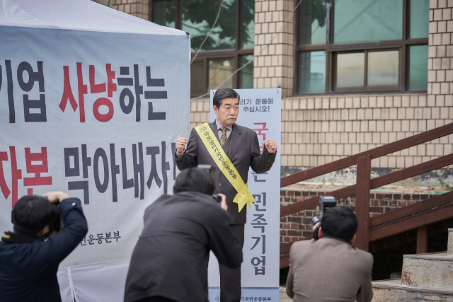 영화 '소주전쟁'의 한 장면으로 국보소주 회장 석진우 역을 맡은 배우 손현주. 사진 제공=쇼박스