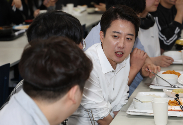 이준석 개혁신당 대선 후보가 2일 오전 경기 시흥시 한국공학대학교 기술혁신파크 학생식당에서 '학식먹자 이준석'을 진행하고 있다. 뉴스1