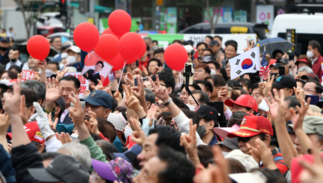 국민의힘 김문수 대선 후보 지지자들이 제21대 대통령 선거일을 하루 앞둔 2일 오후 부산역광장에서 김 후보를 연호하고 있다. 부산=성형주 기자