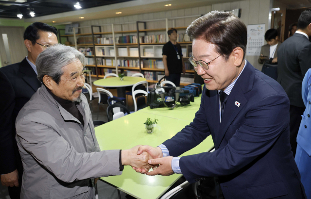 이재명 더불어민주당 대선 후보가 2일 경기 성남시 수정구 성남주민교회에서 기자회견을 마친 뒤 이해학 성남주민교회 원로목사와 인사하고 있다. 이해학 원로목사는 이후보가 변호사로 활동할 당시 성남시의료원 설립 운동과 관련한 수배령을 피해 주민교회 지하 골방에 숨어 지낼 당시 피신을 허락했다. 성남=오승현 기자