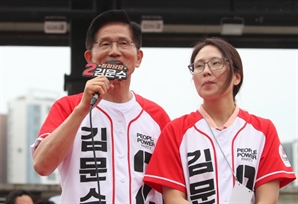 [현장+] 대구서 큰절 올린 김문수 딸 “아빠, 자유 지켜주실거죠?”